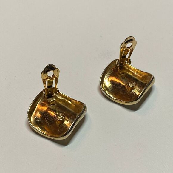 Vintage Gold Tone Modern Abstract Wave Fold Thumbprint Clip On Earrings - Picture 2 of 5